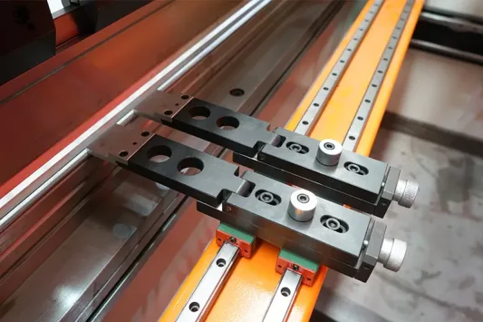 melhor-maquina-de-prensa-dobradeira-hidraulica-para-chapas-metalicas-a-venda