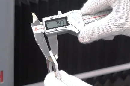 Maquina de corte a laser de fibra corta aluminio de 4mm