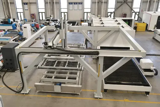 maquina de corte e descarga automatica de carga e descarga totalmente fechada, corte a laser